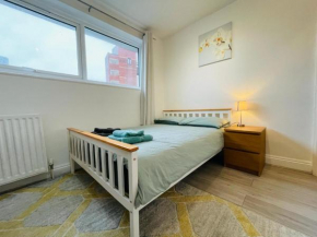 Spacious double bedroom with private bathroom ensuite in London Canary Wharf E14, only 1 stop to Excel and O2 for short or long let in London Canary Wharf, less than an hour from Heathrow, Stansted an